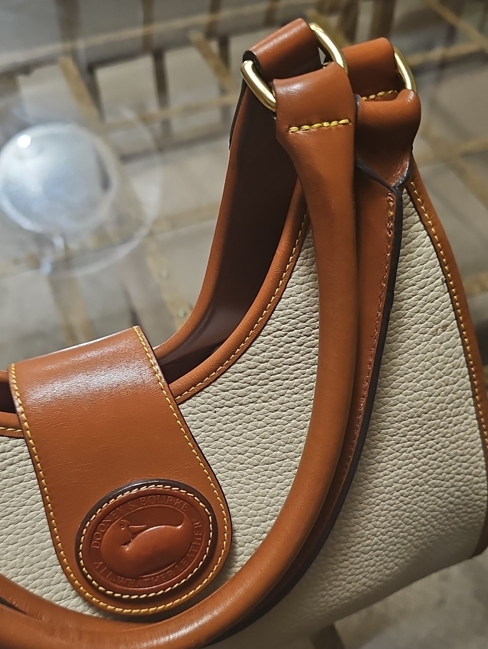 Dooney & Bourke Tan and Cream Leather Shoulder Bag ❤️ OFFERS WELCOMED!!❤️ - Picture 8 of 16